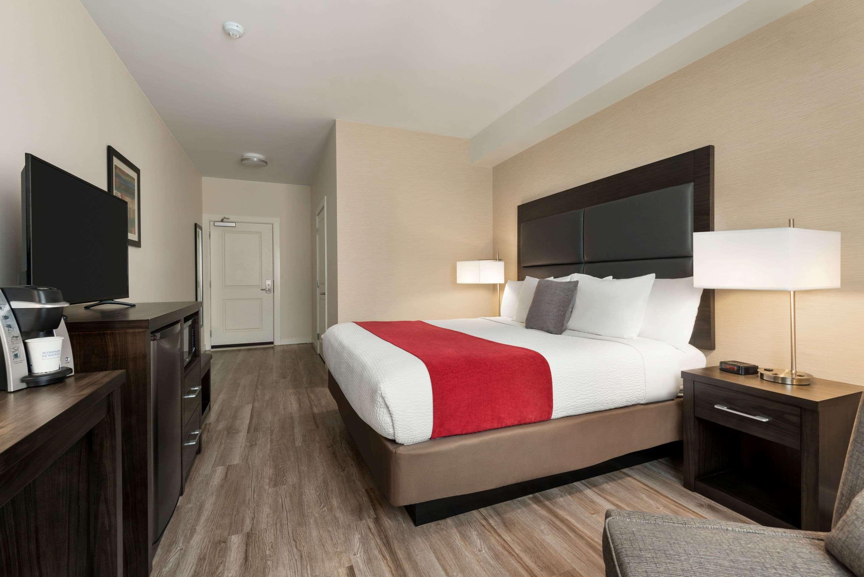 Days Inn By Wyndham 100 Mile House Buitenkant foto